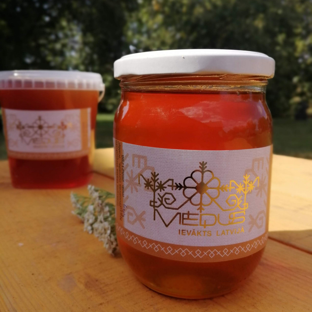 Rucavas apkaimē ievākts vasaras medus, 0,5L (0,7kg) iepakojums.